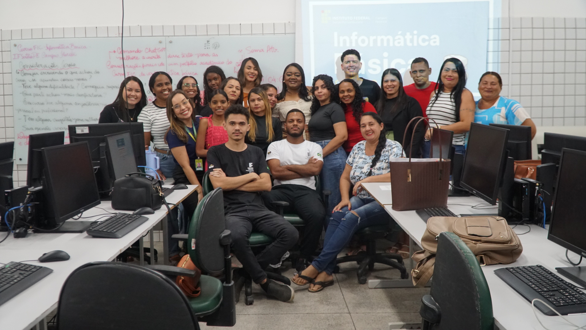 Foto da turma 1: Alunos apresentando projetos