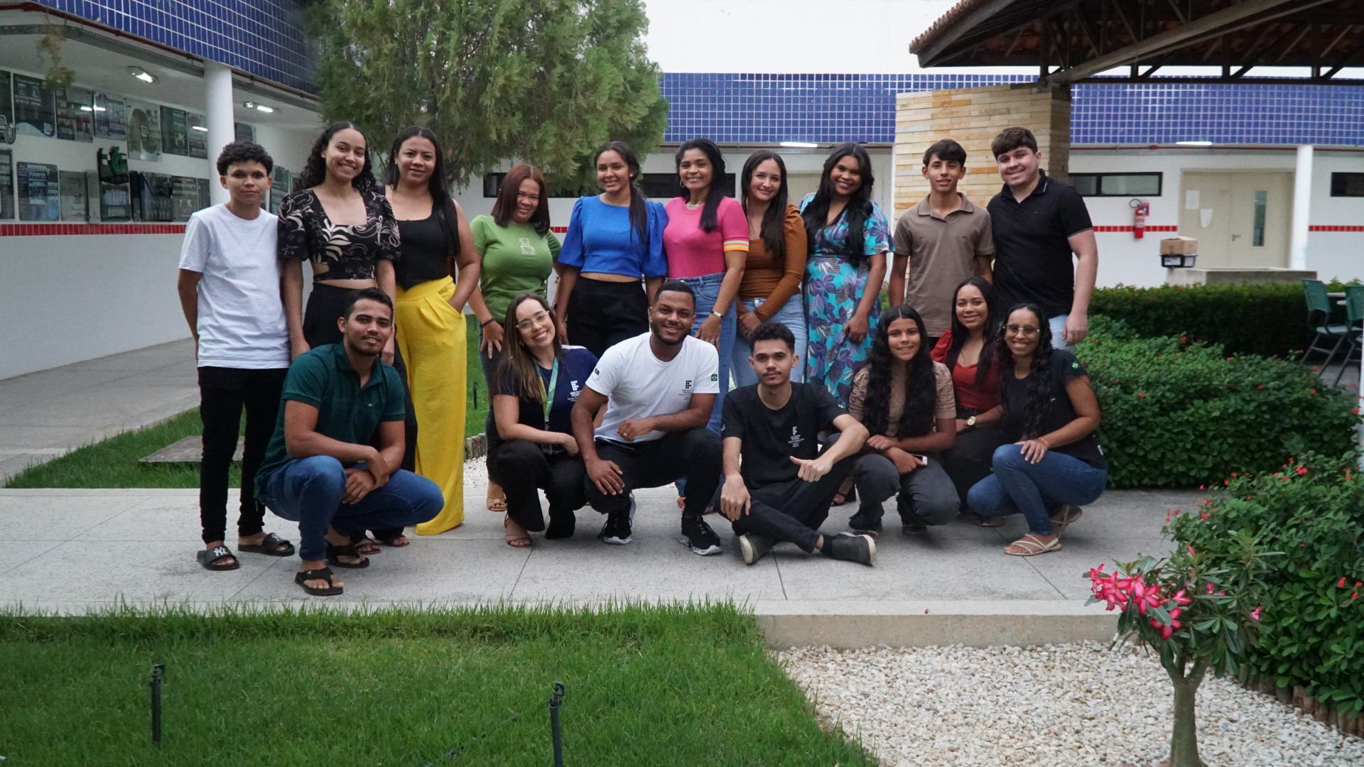 Foto da turma 2: Alunos em aula prática de informática