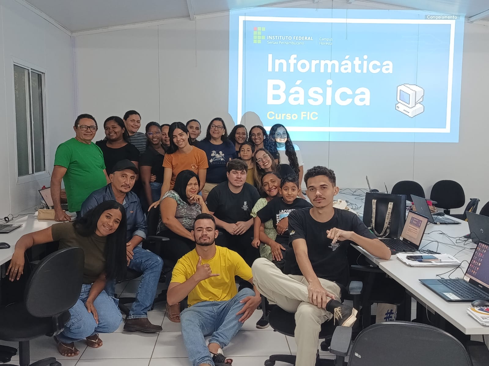 Foto da turma 3: Grupo de alunos celebrando o fim do curso